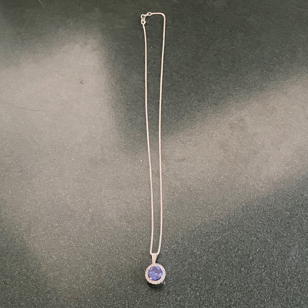Elegant Silver Necklace with Amethyst round stone